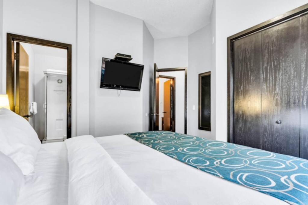 Mountain Getaway In - Sleeps 6 - Pool & Hottub Apartment Canmore