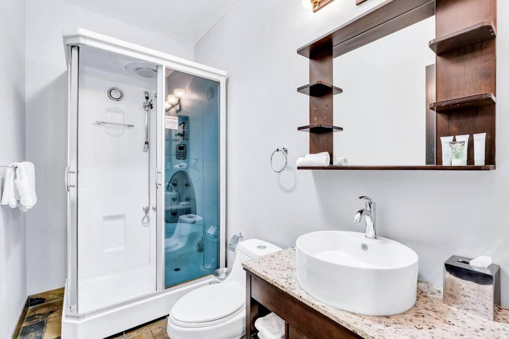 Mountain Getaway In - Sleeps 6 - Pool & Hottub * Canmore