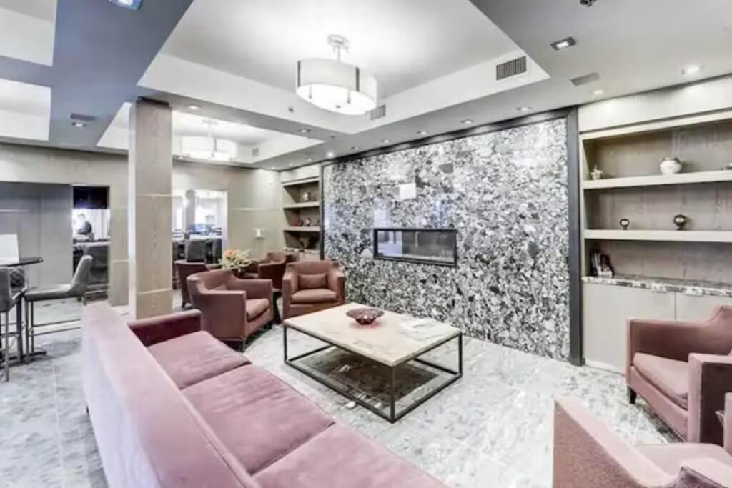 Mountain Getaway In - Sleeps 6 - Pool & Hottub Canmore