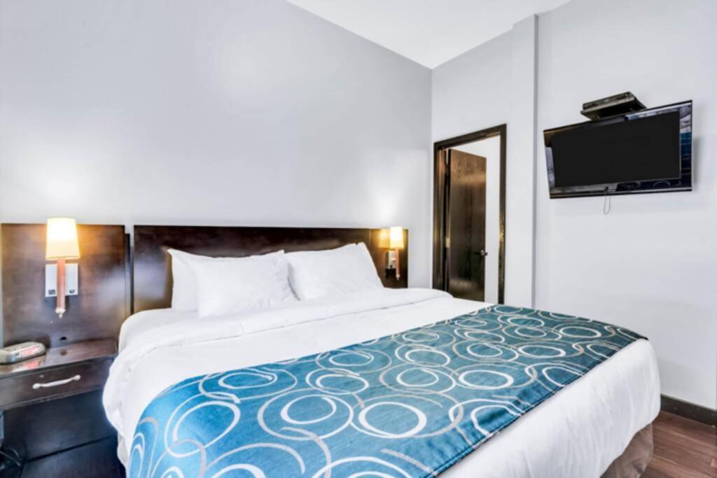 Mountain Getaway In - Sleeps 6 - Pool & Hottub Apartment Canmore