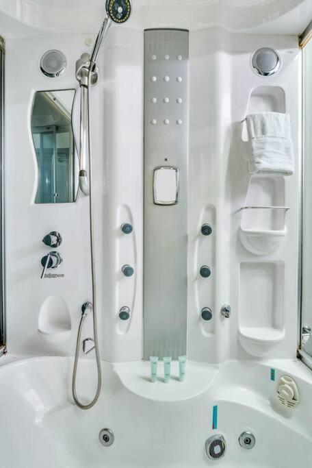 Mountain Getaway In - Sleeps 6 - Pool & Hottub *