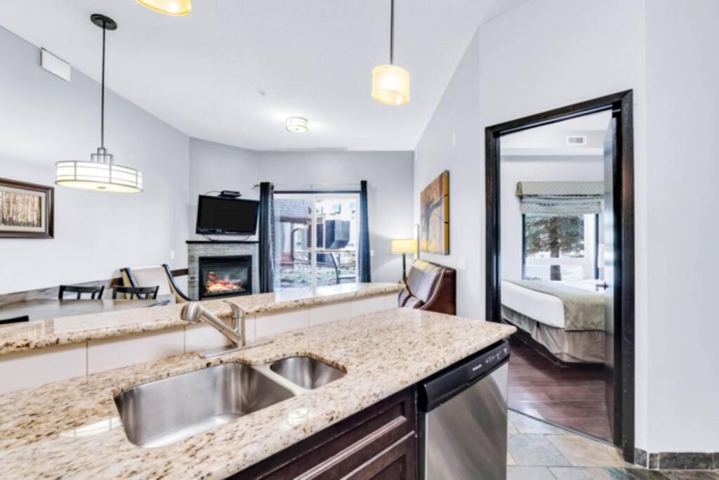 Mountain Getaway In - Sleeps 6 - Pool & Hottub Apartment Canmore