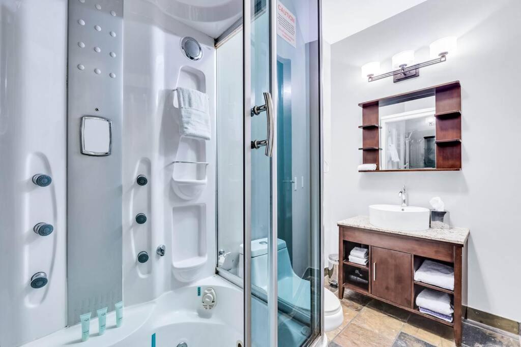 Apartment Mountain Getaway In - Sleeps 6 - Pool & Hottub Canmore