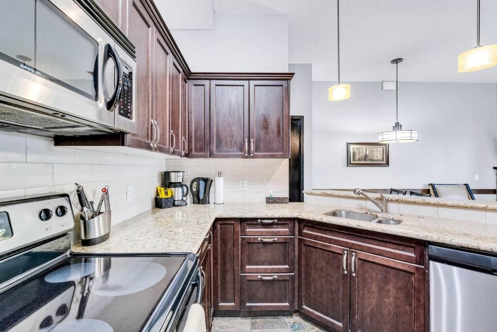Mountain Getaway In - Sleeps 6 - Pool & Hottub Apartment Canmore