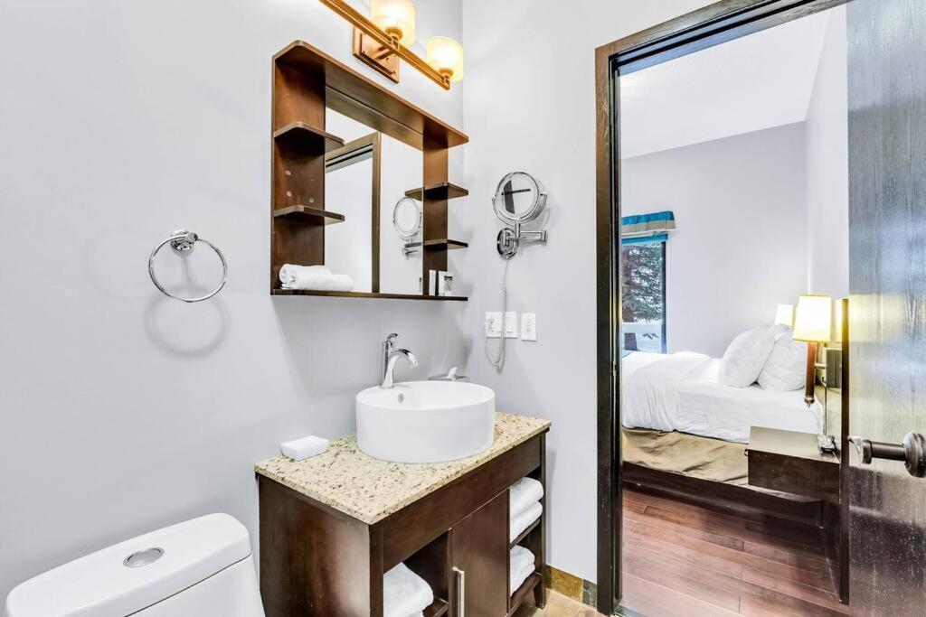 Mountain Getaway In - Sleeps 6 - Pool & Hottub Apartment Canmore