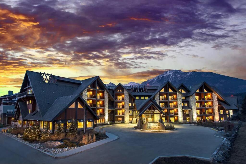 Apartment Mountain Getaway In - Sleeps 6 - Pool & Hottub Canmore