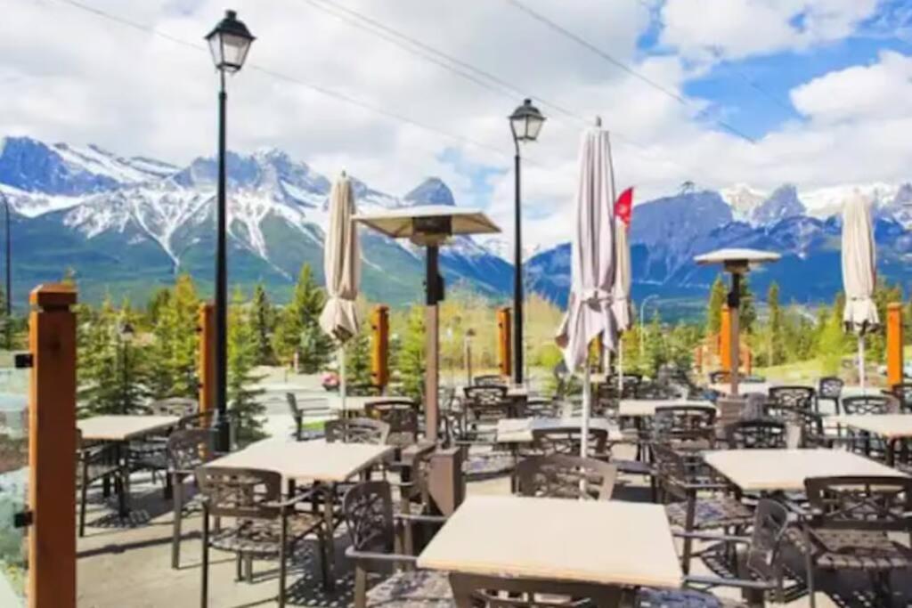 Mountain Getaway In - Sleeps 6 - Pool & Hottub Apartment Canmore