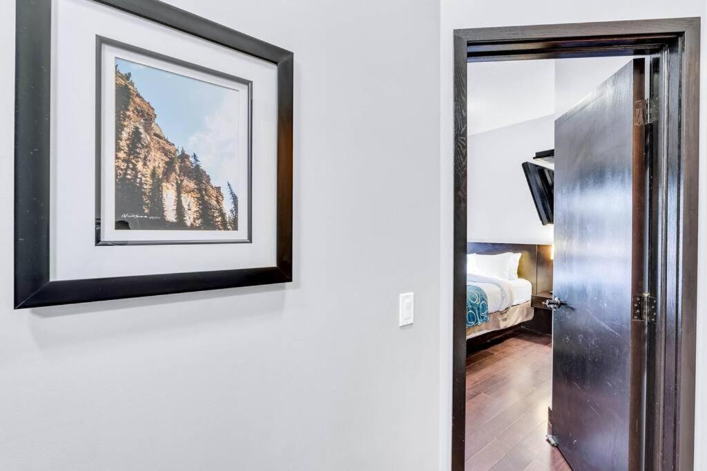 Apartment Mountain Getaway In - Sleeps 6 - Pool & Hottub Canmore